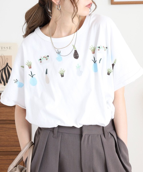 Emago(イマゴ)の「EMAGO 裾ギャザー植木刺繍ドルマンT(Tシャツ/カットソー・レディース・イエロー/ホワイト/ブラック・FREE)」の2枚目の写真
