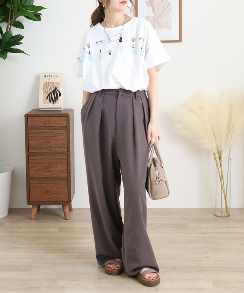 Emago(イマゴ)の「EMAGO 裾ギャザー植木刺繍ドルマンT(Tシャツ/カットソー・レディース・イエロー/ホワイト/ブラック・FREE)」の7枚目の写真