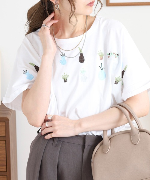 Emago(イマゴ)の「EMAGO 裾ギャザー植木刺繍ドルマンT(Tシャツ/カットソー・レディース・イエロー/ホワイト/ブラック・FREE)」の4枚目の写真