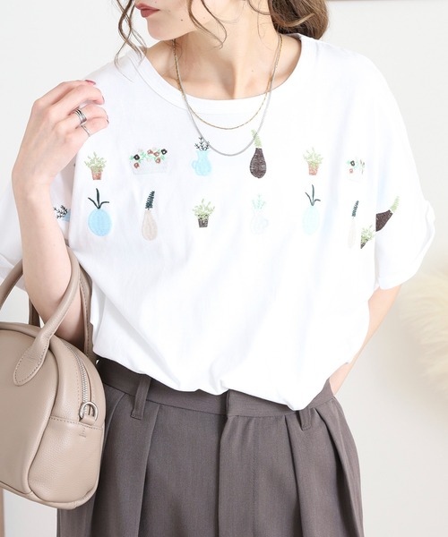 Emago(イマゴ)の「EMAGO 裾ギャザー植木刺繍ドルマンT(Tシャツ/カットソー・レディース・イエロー/ホワイト/ブラック・FREE)」の6枚目の写真