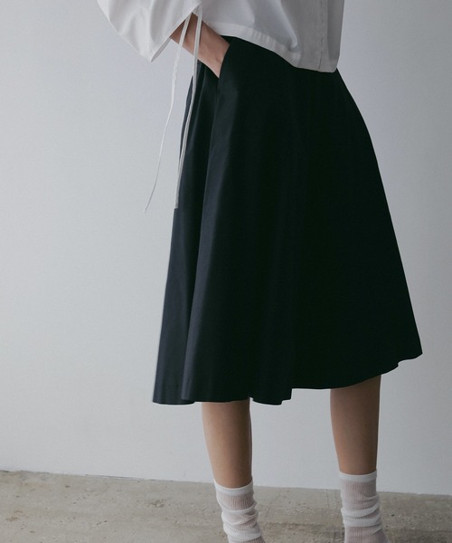 MANOF(マノフ)の「FLARED HALF PANTS(その他パンツ・レディース・ベージュ/ブラック・S/M)」の13枚目の写真