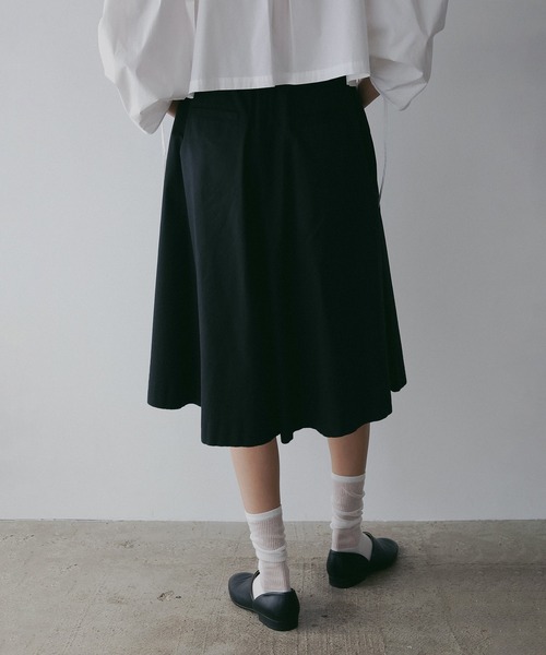 MANOF(マノフ)の「FLARED HALF PANTS(その他パンツ・レディース・ベージュ/ブラック・S/M)」の16枚目の写真