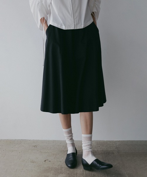 MANOF(マノフ)の「FLARED HALF PANTS(その他パンツ・レディース・ベージュ/ブラック・S/M)」の10枚目の写真