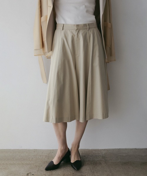 MANOF(マノフ)の「FLARED HALF PANTS(その他パンツ・レディース・ベージュ/ブラック・S/M)」の3枚目の写真