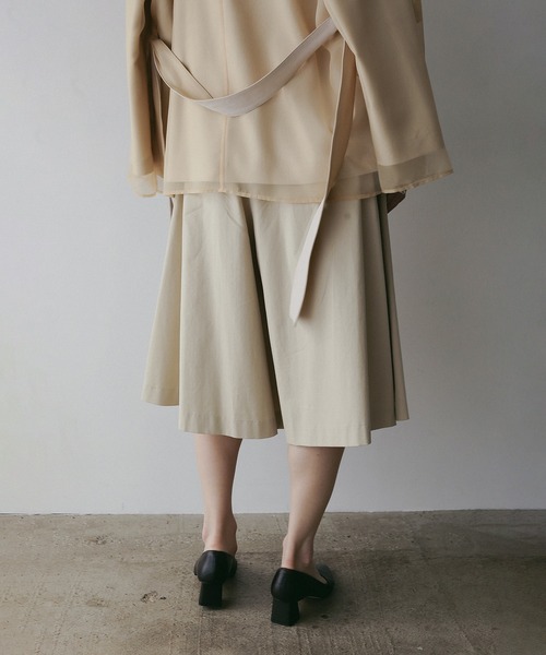 MANOF(マノフ)の「FLARED HALF PANTS(その他パンツ・レディース・ベージュ/ブラック・S/M)」の8枚目の写真