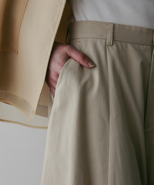 MANOF(マノフ)の「FLARED HALF PANTS(その他パンツ・レディース・ベージュ/ブラック・S/M)」の9枚目の写真