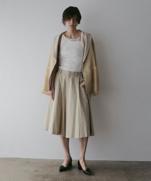 MANOF(マノフ)の「FLARED HALF PANTS(その他パンツ・レディース・ベージュ/ブラック・S/M)」の4枚目の写真