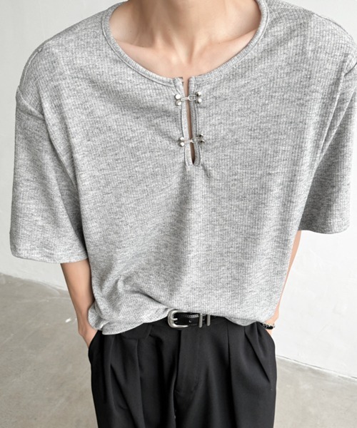 NOWLE(ノウル)の「【NOWLE】メタルホック キーネック リブ Tシャツ(Tシャツ/カットソー・メンズ・グレー/ブラック・MEDIUM/LARGE/X-LARGE)」の5枚目の写真