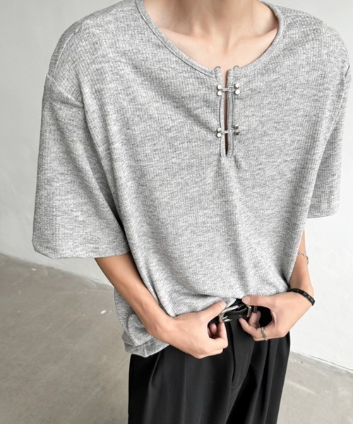 NOWLE(ノウル)の「【NOWLE】メタルホック キーネック リブ Tシャツ(Tシャツ/カットソー・メンズ・グレー/ブラック・MEDIUM/LARGE/X-LARGE)」の6枚目の写真