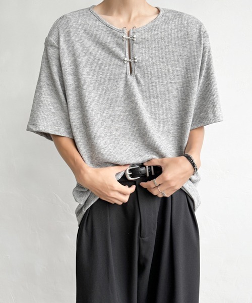NOWLE(ノウル)の「【NOWLE】メタルホック キーネック リブ Tシャツ(Tシャツ/カットソー・メンズ・グレー/ブラック・MEDIUM/LARGE/X-LARGE)」の9枚目の写真