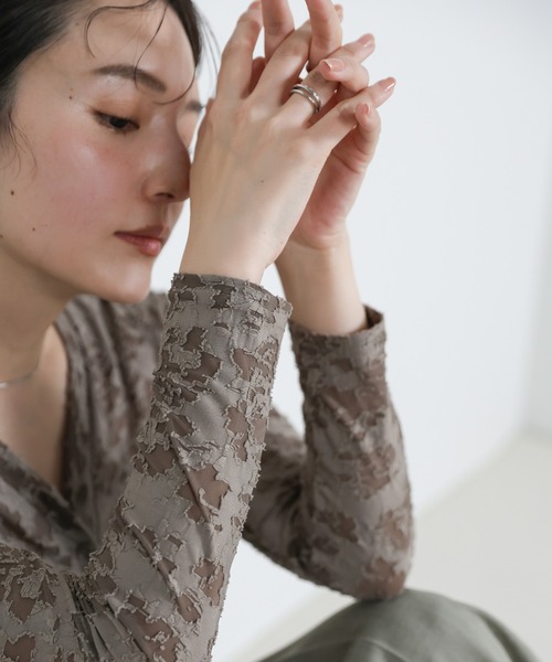 select MOCA（セレクトモカ）の「カットジャガードVネックカーディガン（カーディガン/ボレロ・レディース・グレイッシュベージュ/ブラウン/ブラック・FREE）」の11枚目の写真
