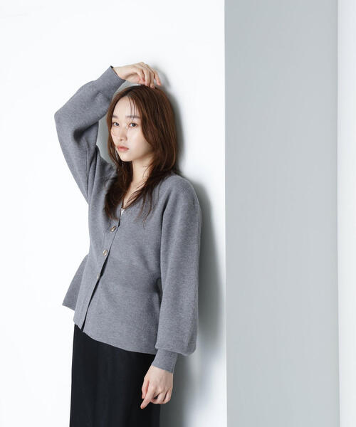 NATURAL BEAUTY BASIC（ナチュラルビューティーベーシック）の「◇ペプラムフォルムカーディガン（カーディガン/ボレロ・レディース・イエロー/ワイン/グレー・FREE）」の8枚目の写真