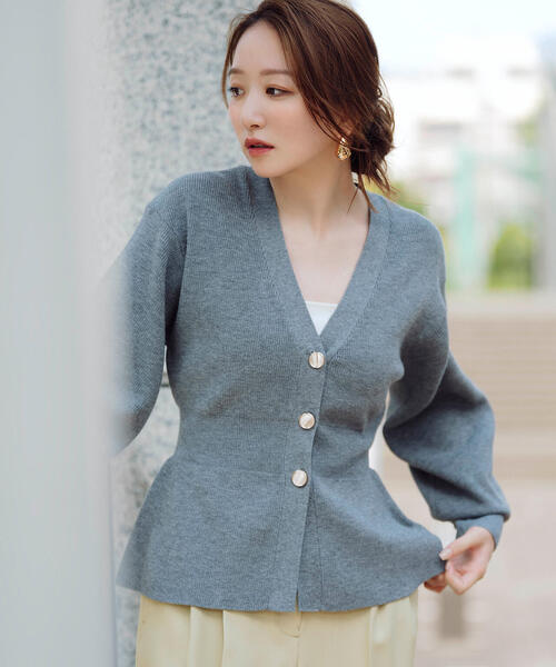 NATURAL BEAUTY BASIC（ナチュラルビューティーベーシック）の「◇ペプラムフォルムカーディガン（カーディガン/ボレロ・レディース・イエロー/ワイン/グレー・FREE）」の2枚目の写真