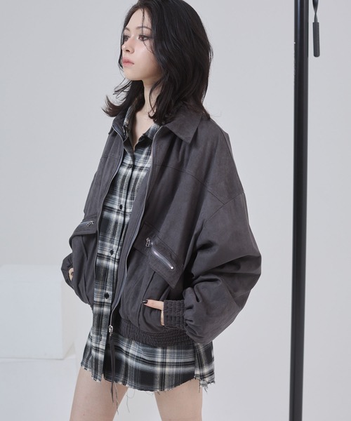 ENVYM(アンビー)の「ビックポケットスェードブルゾン(ブルゾン・レディース・グレー/ベージュ・FREE)」の2枚目の写真