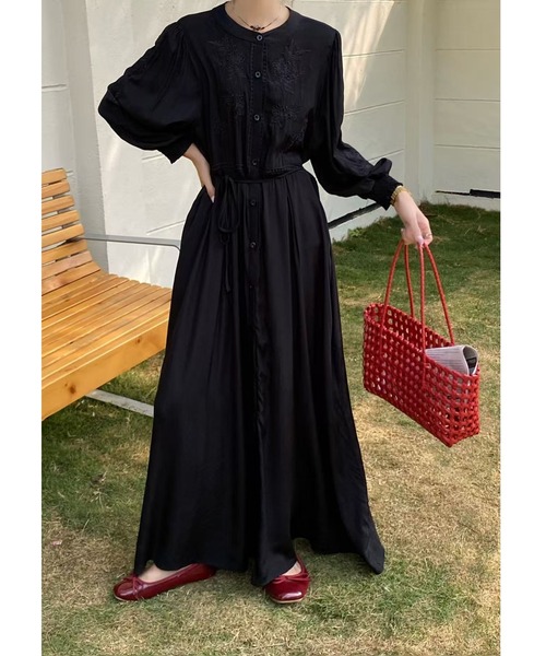 Aelina(エリナ)の「刺繍長袖ロングワンピース(ワンピース・レディース・ダークグリーン/ローズ/モカ/マスタード/ライトグリーン/オレンジ/ブラウン/ブラック/ベージュ/パープル・F)」の2枚目の写真