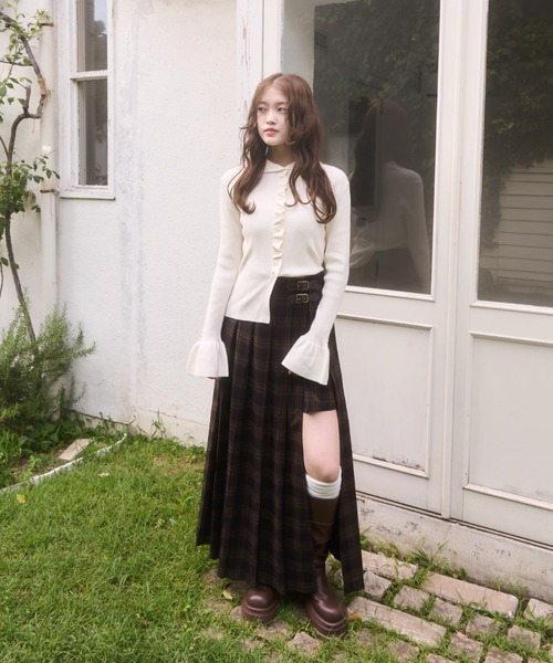 mellowneon（メロウネオン）の「2wayボタンフリルデザインリブニット（ニット/セーター・レディース・チャコールグレー/オフホワイト・FREE）」の10枚目の写真