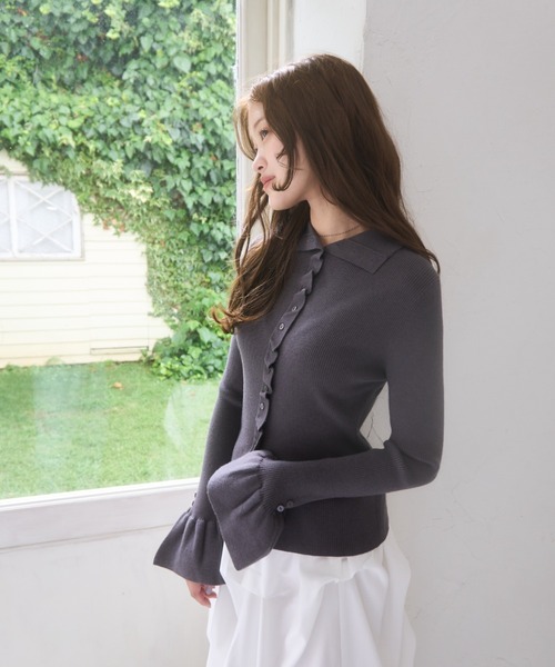 mellowneon（メロウネオン）の「2wayボタンフリルデザインリブニット（ニット/セーター・レディース・チャコールグレー/オフホワイト・FREE）」の5枚目の写真