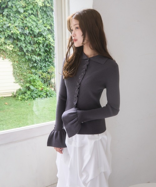 mellowneon（メロウネオン）の「2wayボタンフリルデザインリブニット（ニット/セーター・レディース・チャコールグレー/オフホワイト・FREE）」の7枚目の写真