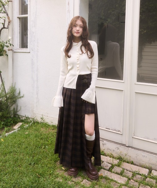 mellowneon（メロウネオン）の「2wayボタンフリルデザインリブニット（ニット/セーター・レディース・チャコールグレー/オフホワイト・FREE）」の3枚目の写真