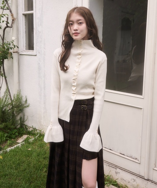 mellowneon（メロウネオン）の「2wayボタンフリルデザインリブニット（ニット/セーター・レディース・チャコールグレー/オフホワイト・FREE）」の4枚目の写真