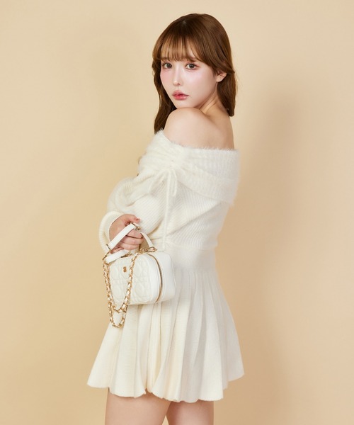 one after another NICE CLAUP（ワンアフターアナザーナイスクラップ）の「オフショルニットワンピース（ワンピース・レディース・アイボリー/ブラック/チャコールグレー/モカ/ライトピンク・SMALL/MEDIUM）」の12枚目の写真