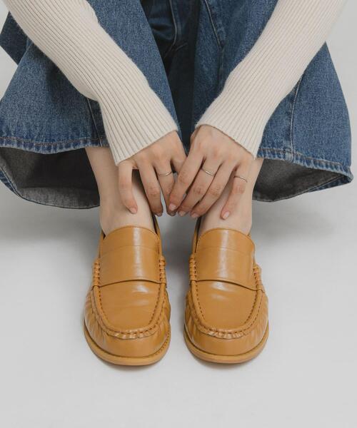 KBF（ケイビーエフ）の「ギャザーデザインローファー（その他シューズ・レディース・ベージュ/ブラック・36/37/38）」の3枚目の写真