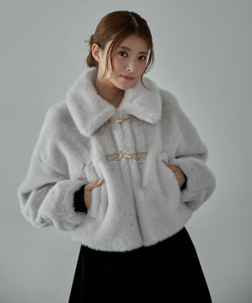 Nadana(ナダナ)の「ビット付フェイクファーショートジャケット(その他アウター・レディース・ライトグレー/ホワイト・MEDIUM)」の2枚目の写真