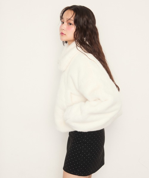Nadana(ナダナ)の「ビット付フェイクファーショートジャケット(その他アウター・レディース・ライトグレー/ホワイト・MEDIUM)」の4枚目の写真
