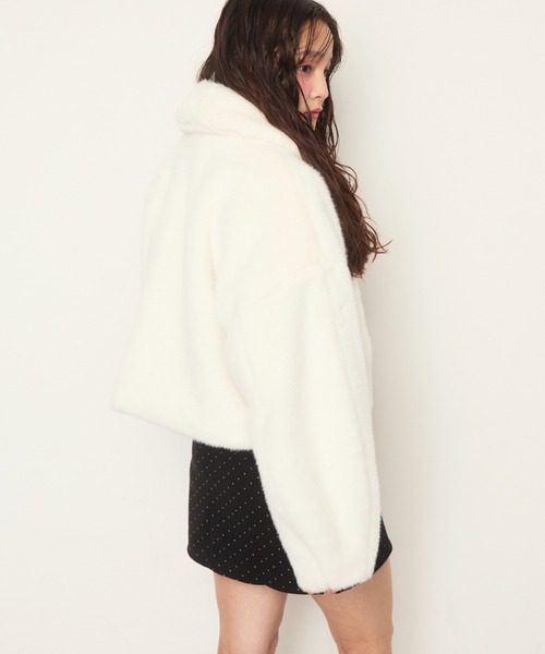 Nadana(ナダナ)の「ビット付フェイクファーショートジャケット(その他アウター・レディース・ライトグレー/ホワイト・MEDIUM)」の6枚目の写真