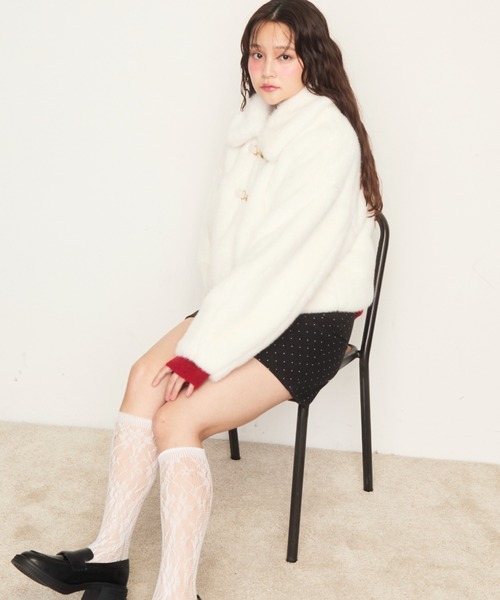 Nadana(ナダナ)の「ビット付フェイクファーショートジャケット(その他アウター・レディース・ライトグレー/ホワイト・MEDIUM)」の7枚目の写真