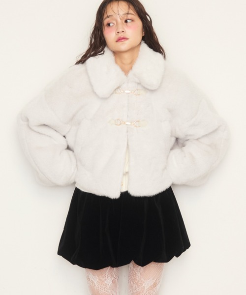 Nadana(ナダナ)の「ビット付フェイクファーショートジャケット(その他アウター・レディース・ライトグレー/ホワイト・MEDIUM)」の10枚目の写真