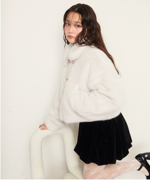 Nadana(ナダナ)の「ビット付フェイクファーショートジャケット(その他アウター・レディース・ライトグレー/ホワイト・MEDIUM)」の16枚目の写真