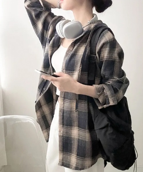 VIVID LADY(ビビッドレディー)の「チェック柄 フード付きオーバーサイズシャツ(シャツ/ブラウス・レディース・ブラック/ベージュ/ピンク・FREE)」の5枚目の写真