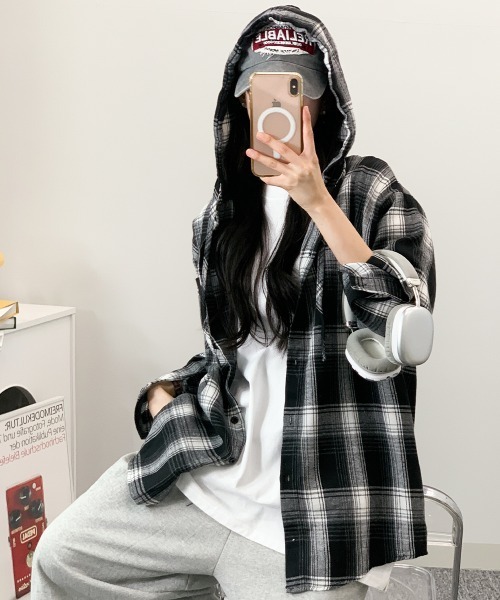 VIVID LADY(ビビッドレディー)の「チェック柄 フード付きオーバーサイズシャツ(シャツ/ブラウス・レディース・ブラック/ベージュ/ピンク・FREE)」の16枚目の写真