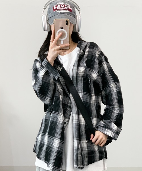 VIVID LADY(ビビッドレディー)の「チェック柄 フード付きオーバーサイズシャツ(シャツ/ブラウス・レディース・ブラック/ベージュ/ピンク・FREE)」の18枚目の写真