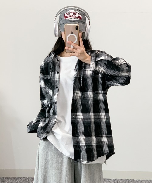 VIVID LADY(ビビッドレディー)の「チェック柄 フード付きオーバーサイズシャツ(シャツ/ブラウス・レディース・ブラック/ベージュ/ピンク・FREE)」の9枚目の写真