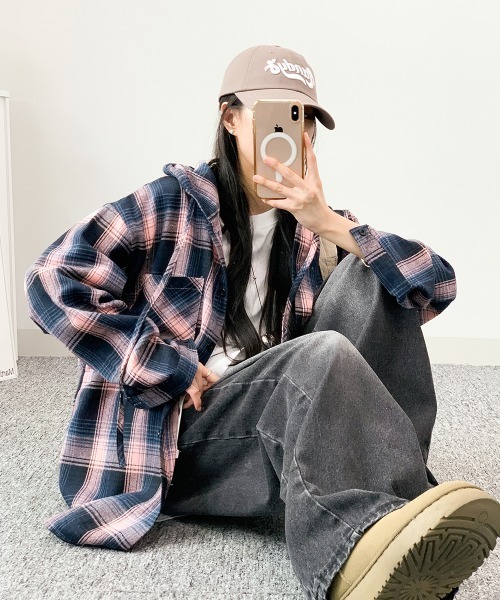 VIVID LADY(ビビッドレディー)の「チェック柄 フード付きオーバーサイズシャツ(シャツ/ブラウス・レディース・ブラック/ベージュ/ピンク・FREE)」の21枚目の写真