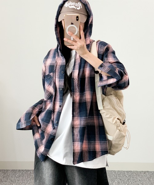 VIVID LADY(ビビッドレディー)の「チェック柄 フード付きオーバーサイズシャツ(シャツ/ブラウス・レディース・ブラック/ベージュ/ピンク・FREE)」の12枚目の写真