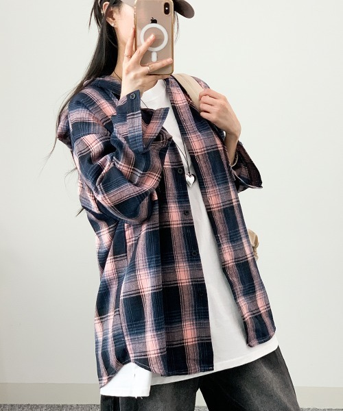 VIVID LADY(ビビッドレディー)の「チェック柄 フード付きオーバーサイズシャツ(シャツ/ブラウス・レディース・ブラック/ベージュ/ピンク・FREE)」の10枚目の写真
