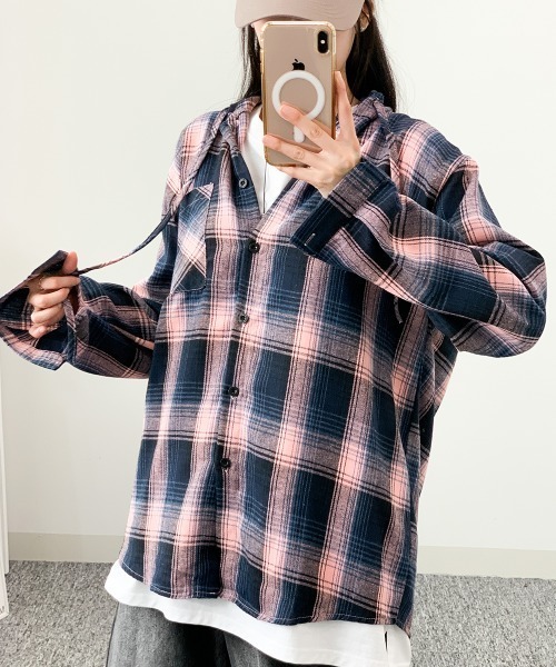 VIVID LADY(ビビッドレディー)の「チェック柄 フード付きオーバーサイズシャツ(シャツ/ブラウス・レディース・ブラック/ベージュ/ピンク・FREE)」の11枚目の写真