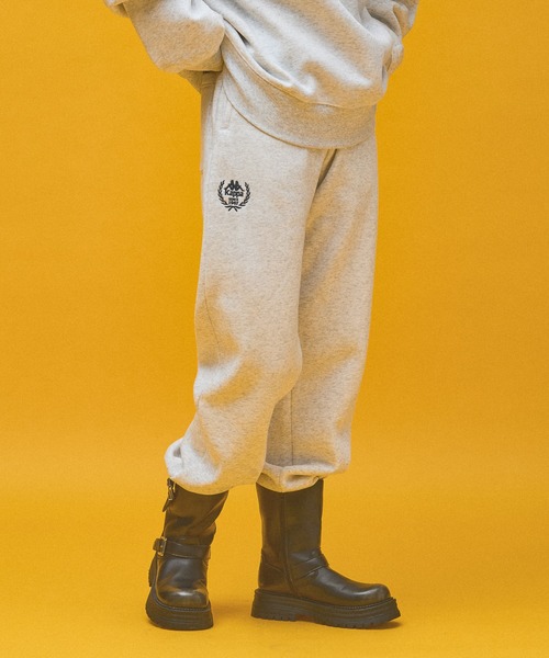 Kappa（カッパ）の「≪Kappa×and ST ウェルネスクラブ≫レギュラーフィットスウェットパンツ (ユニセックス)（スウェットパンツ・レディース・ブルー/ブラック/ホワイト・MEDIUM/LARGE/SMALL）」の2枚目の写真