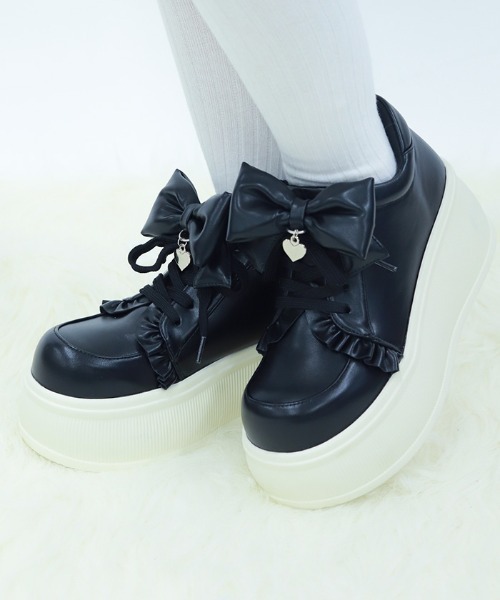 axes femme POETIQUE（アクシーズファムポエティック）の「リボン付き合皮厚底スニーカー（パンプス・レディース・ブラック/ホワイト・MEDIUM/LARGE）」の2枚目の写真