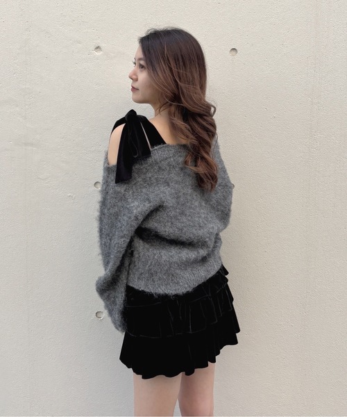 one way(ワンウェイ)の「ベロアリボンワンショルニット(ニット/セーター・レディース・グレー/レッド/ホワイト/ベージュ・FREE)」の3枚目の写真