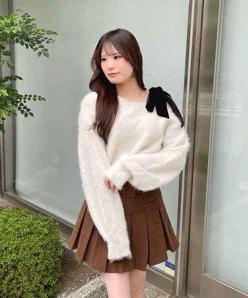 one way(ワンウェイ)の「ベロアリボンワンショルニット(ニット/セーター・レディース・グレー/レッド/ホワイト/ベージュ・FREE)」の2枚目の写真