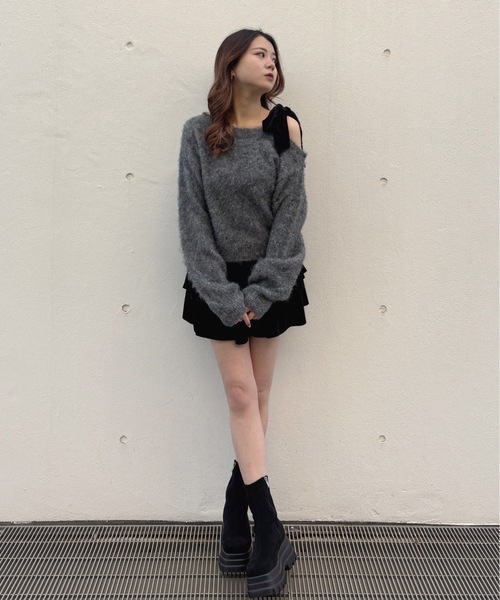 one way(ワンウェイ)の「ベロアリボンワンショルニット(ニット/セーター・レディース・グレー/レッド/ホワイト/ベージュ・FREE)」の6枚目の写真