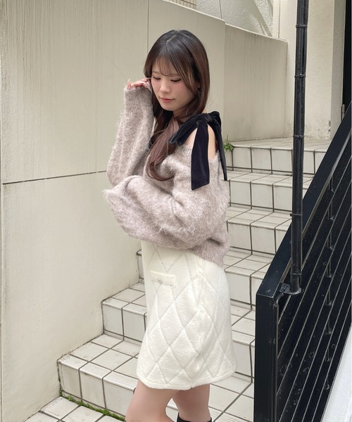 one way(ワンウェイ)の「ベロアリボンワンショルニット(ニット/セーター・レディース・グレー/レッド/ホワイト/ベージュ・FREE)」の8枚目の写真