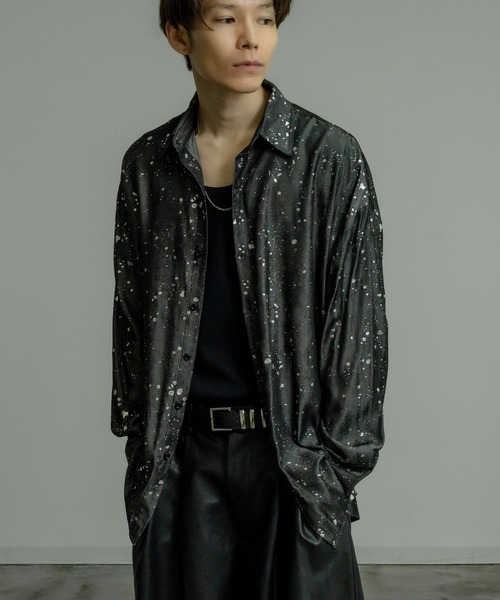 Crownor（クラウノアー）の「ペイント柄 ビッグカラーシャツ（シャツ/ブラウス・メンズ・ブラック/グレー・MEDIUM/LARGE）」の2枚目の写真