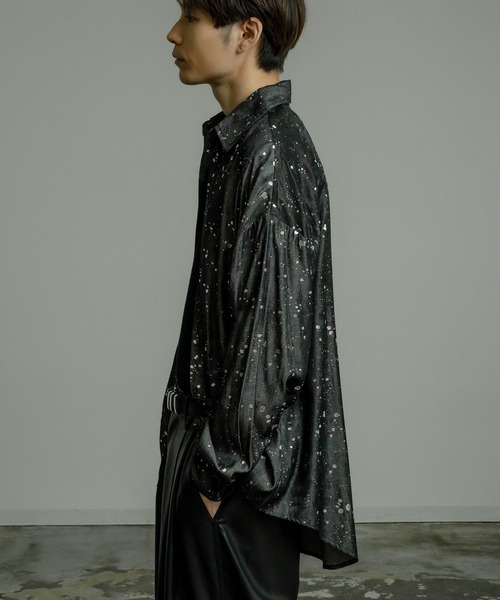 Crownor（クラウノアー）の「ペイント柄 ビッグカラーシャツ（シャツ/ブラウス・メンズ・ブラック/グレー・MEDIUM/LARGE）」の4枚目の写真