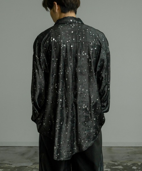 Crownor（クラウノアー）の「ペイント柄 ビッグカラーシャツ（シャツ/ブラウス・メンズ・ブラック/グレー・MEDIUM/LARGE）」の5枚目の写真