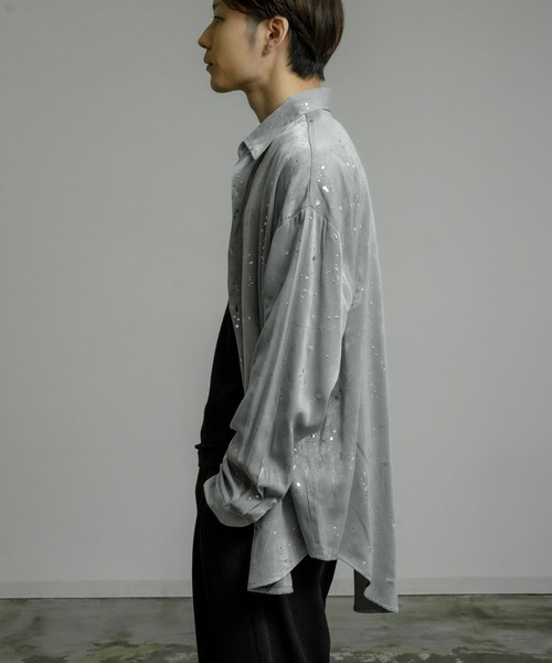 Crownor（クラウノアー）の「ペイント柄 ビッグカラーシャツ（シャツ/ブラウス・メンズ・ブラック/グレー・MEDIUM/LARGE）」の11枚目の写真